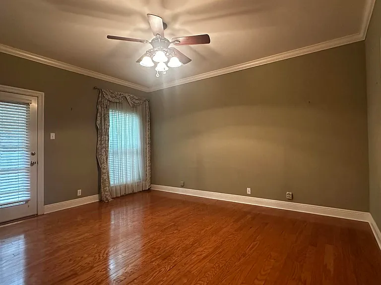 10642 Molly Ave — Photo 7
