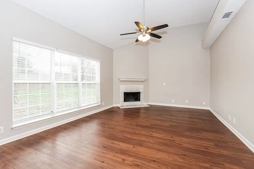 3 bed, 2.5 bath, 1834 sqft, $2,215 — Photo 4