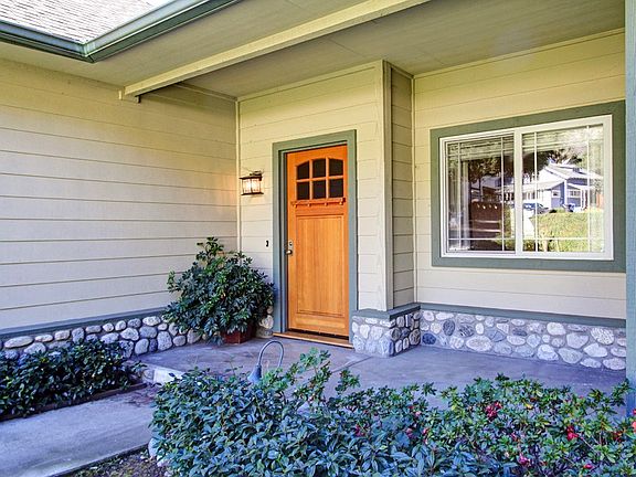 Front Porch faces Mountain Views!