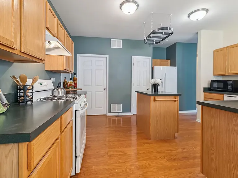 1048 Woodview Ct #1048 — Photo 9