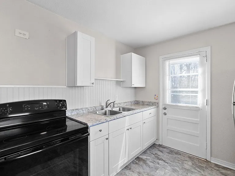 42 Maple St — Photo 7