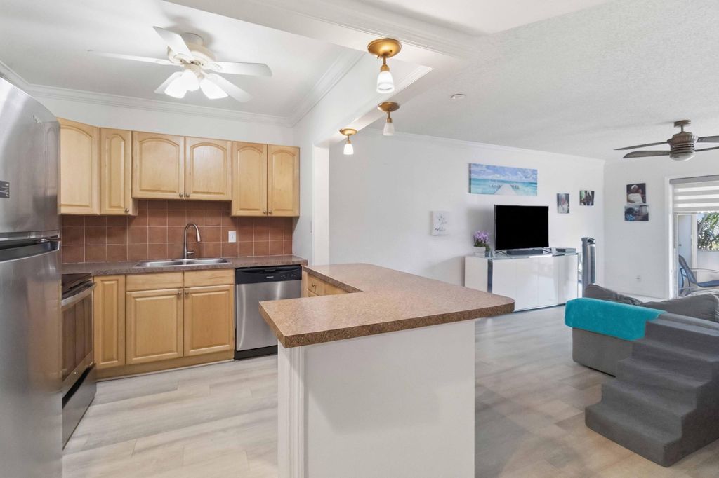 259 S Cypress Road #506, photo 5