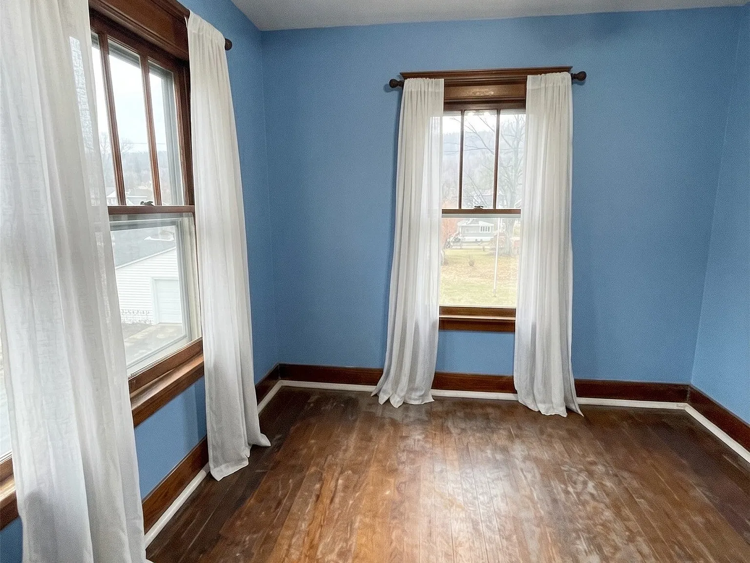 3 bed, 1.0 bath, 1300 sqft, $1,500 — Photo 3