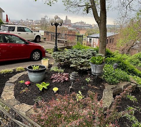 Entrance garden and parking with a view!