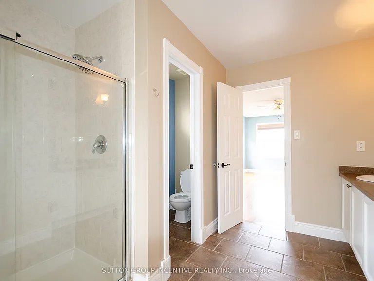 38 Harwood Dr #UPPER — Photo 24