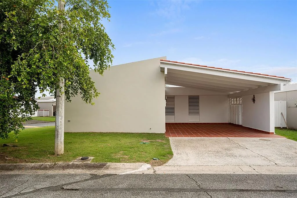 4 bed, 2.0 bath, 1800 sqft, $3,000 — Photo 1