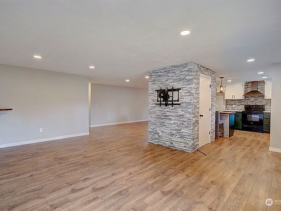 3rd image of 400 SE 149th Court