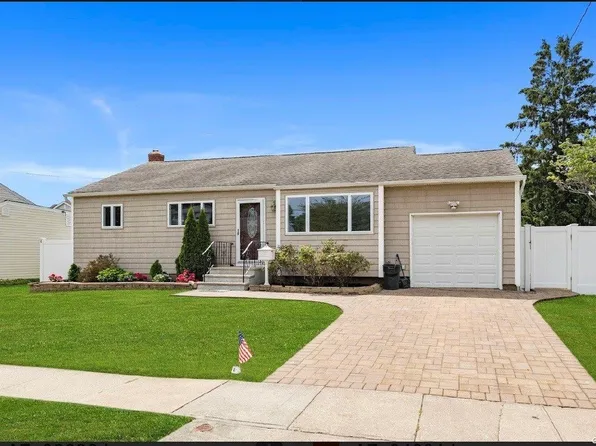 220 Plitt Avenue, Farmingdale, NY 11735