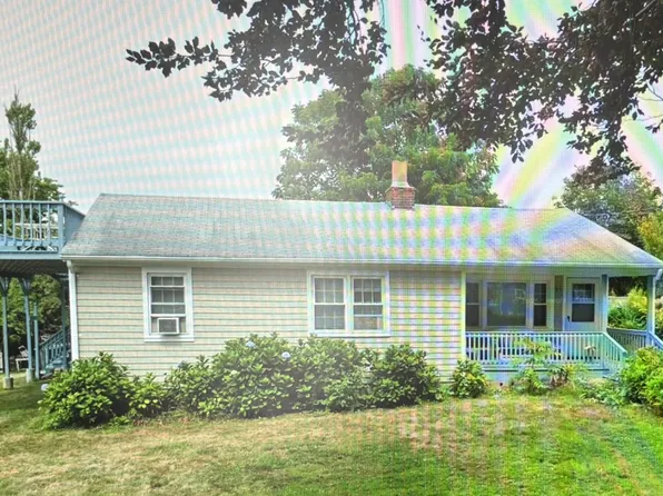 64 Hemlock Ave, Narragansett, RI 02882