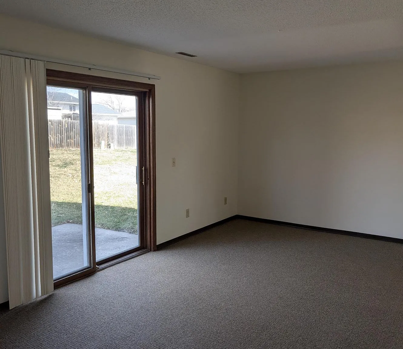 3 bed, $1,018 — Photo 2
