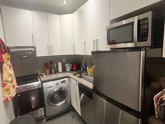 3rd image of 40 W 71st St APT 2A