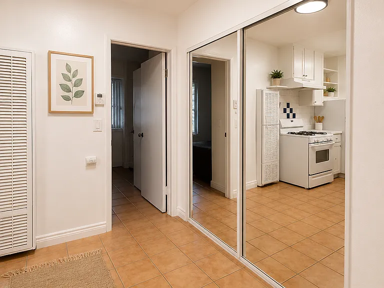 Hollyking Apartments — Photo 10