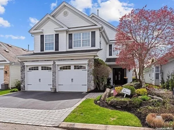 8 Philip Lane #8, Middle Island, NY 11953