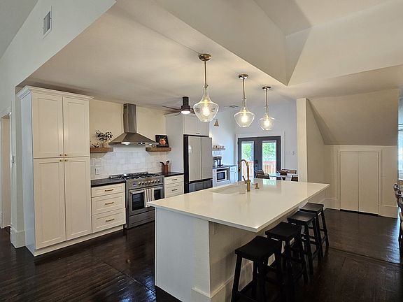 3rd image of 136 E CRAIG PL