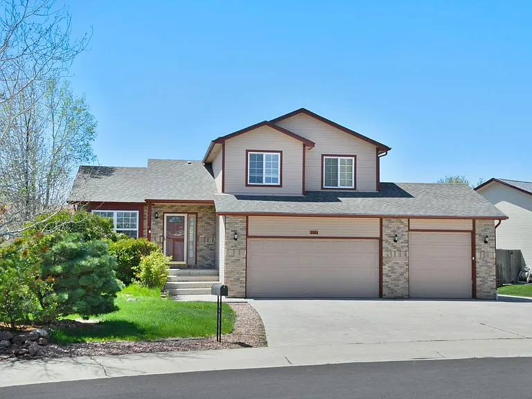 1194 Eagle Dr — Photo 1
