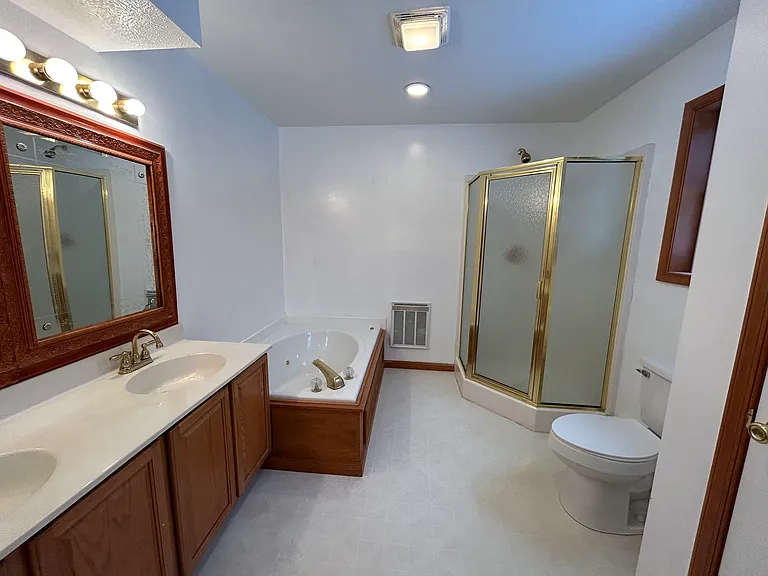 Primary Bathroom w/jetted tub