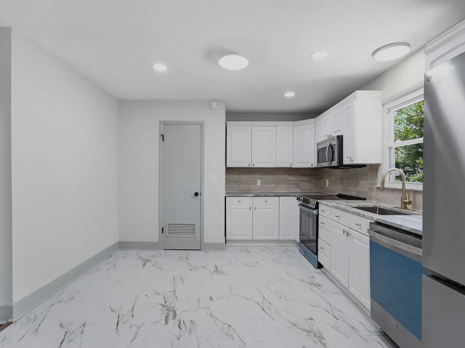 3 bed, 1375 sqft, $2,299 — Photo 3