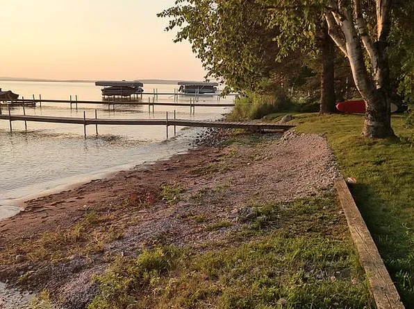 1466 Wahbee Ave, Indian River, MI 49749