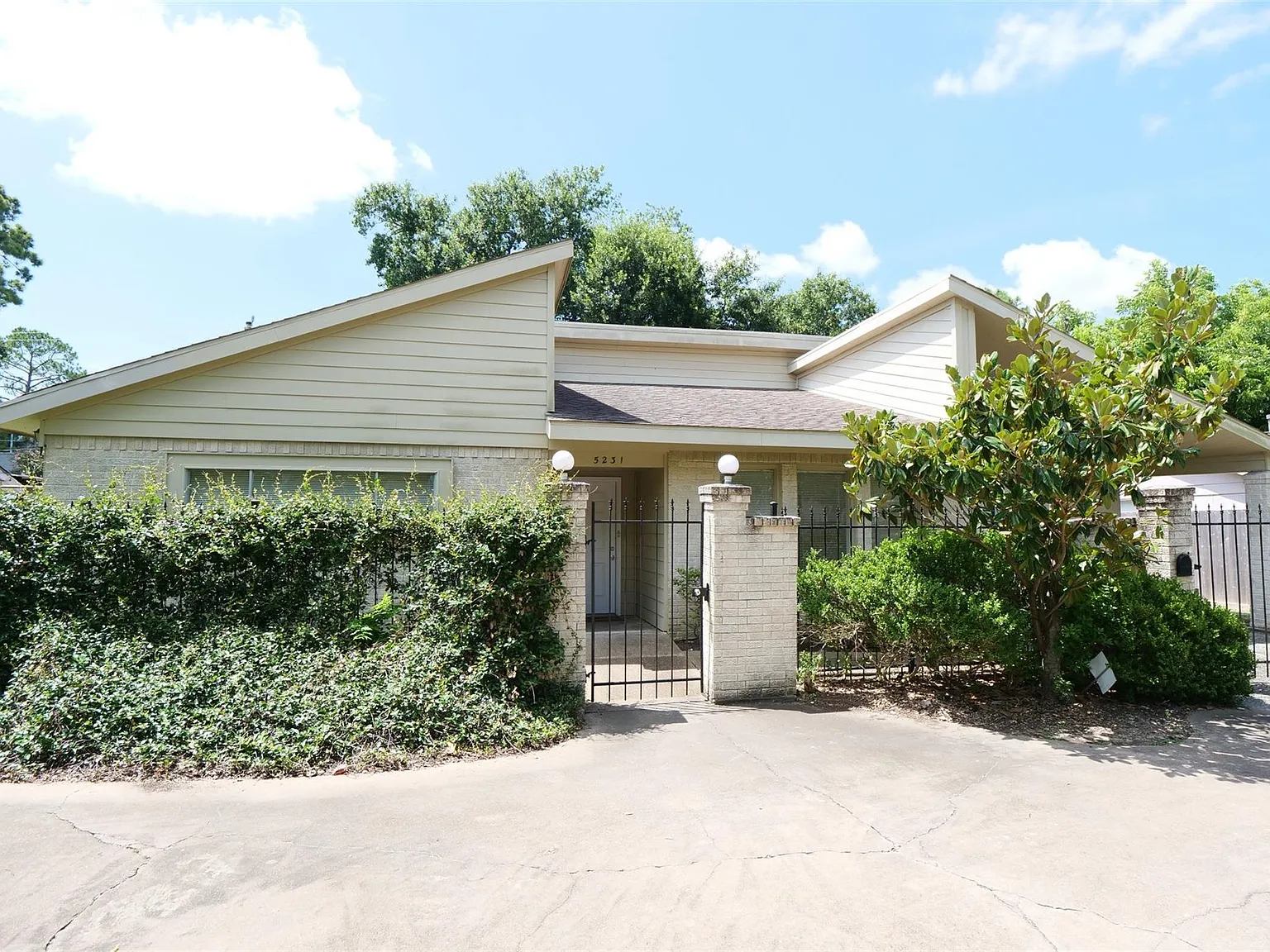 5 bed, 4.0 bath, 2968 sqft, $2,200 — Photo 2