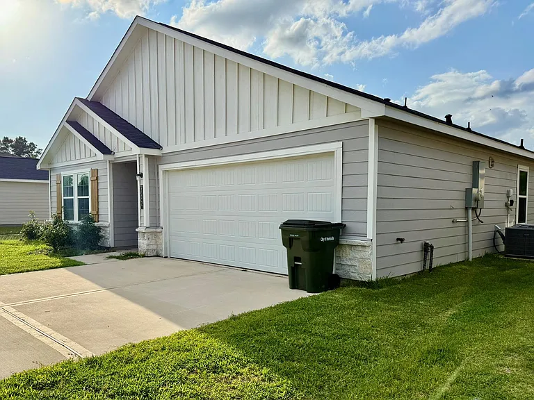 302 Del Monte Dr — Photo 2