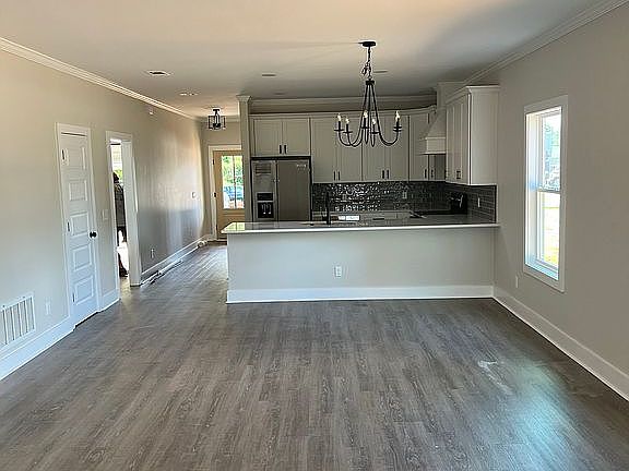 5th image of 904 E Jordan St