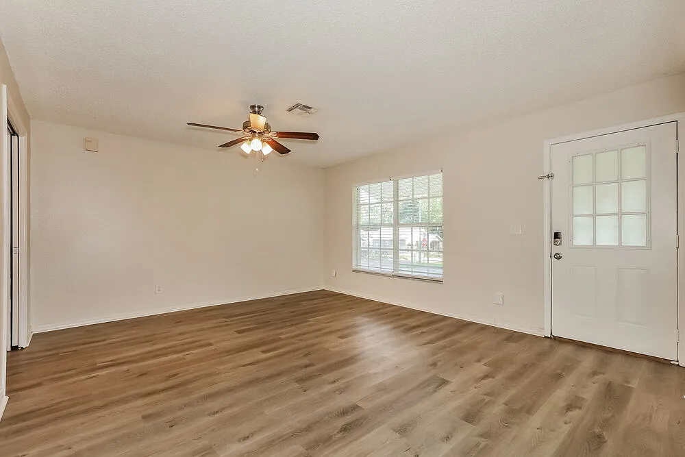 3 bed, 2.0 bath, 1124 sqft, $1,655 — Photo 3
