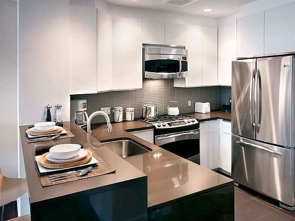 4th image of 200 W 67th St #26B