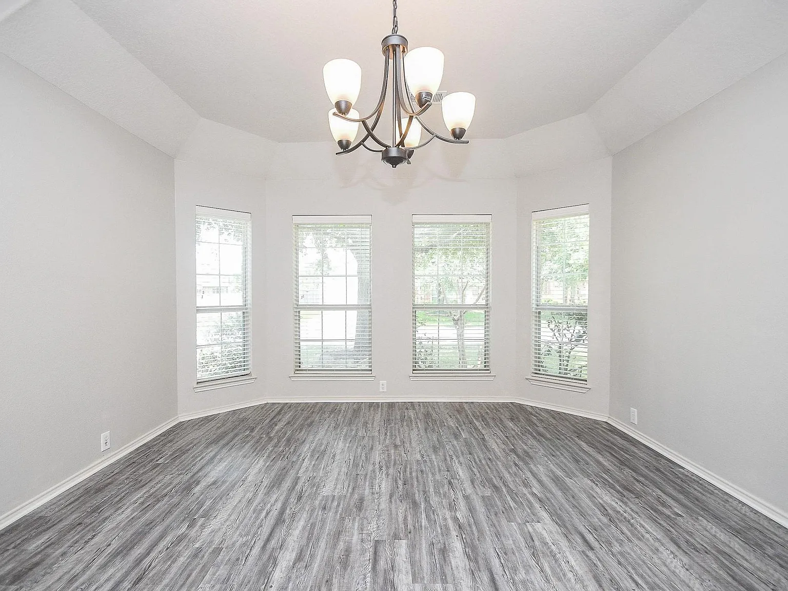 3 bed, 2.0 bath, 1961 sqft, $2,250 — Photo 2