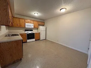 2 bed, 1.0 bath, 800 sqft, $695 — Photo 3