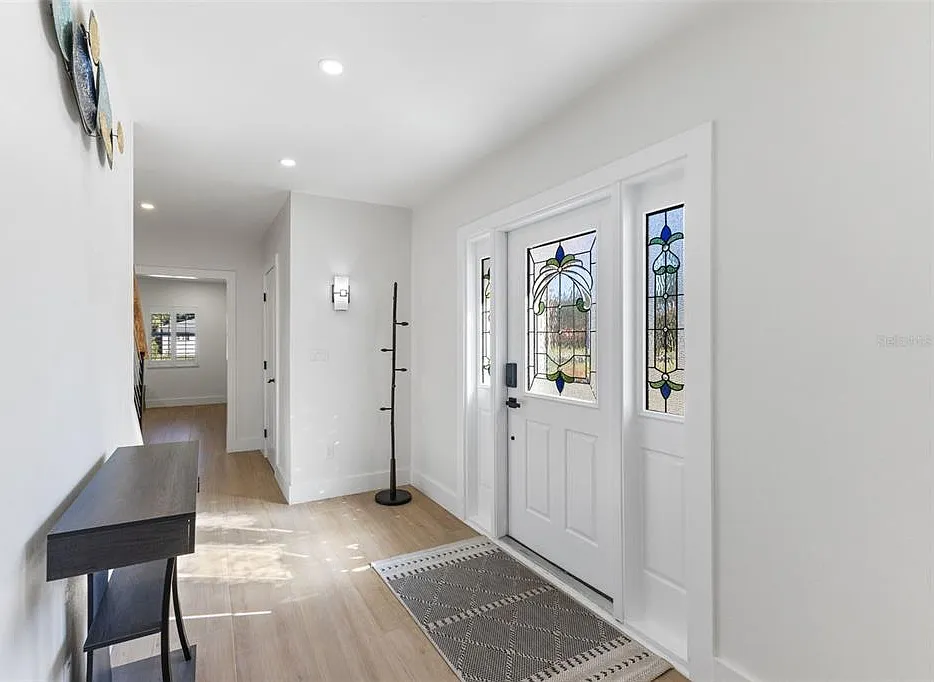 4 bed, 4.5 bath, 4024 sqft, $9,450 — Photo 2