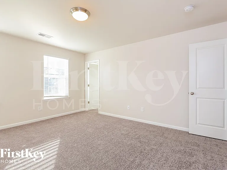 557 Hillpark Ln — Photo 11