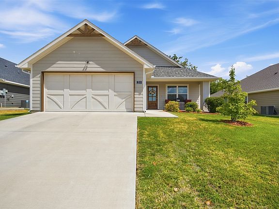 2nd image of 211 Clover Cir