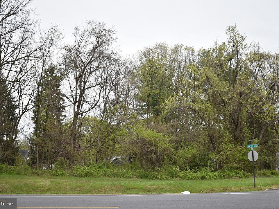 1st image of W Oak Ridge Dr