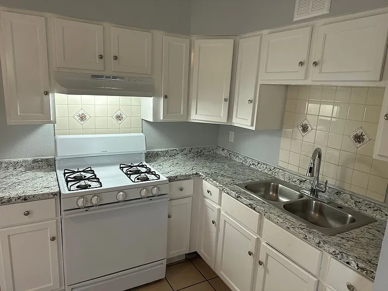 328 Rhode Island St NE — Photo 4