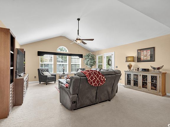 3rd image of 132 Brentwood Dr. #E