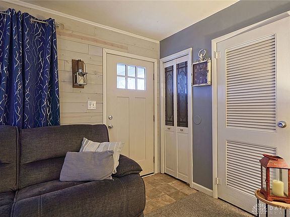 5th image of 445 Marchmont Dr