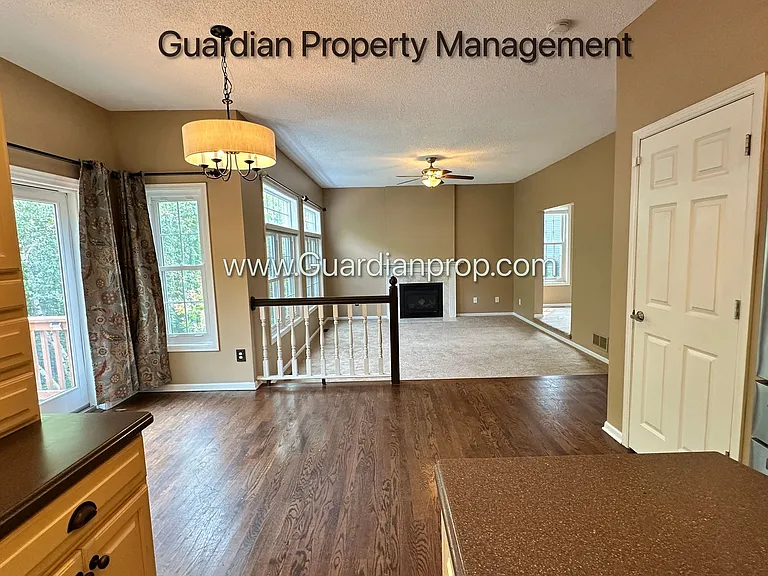 4046 Albany Cir — Photo 3