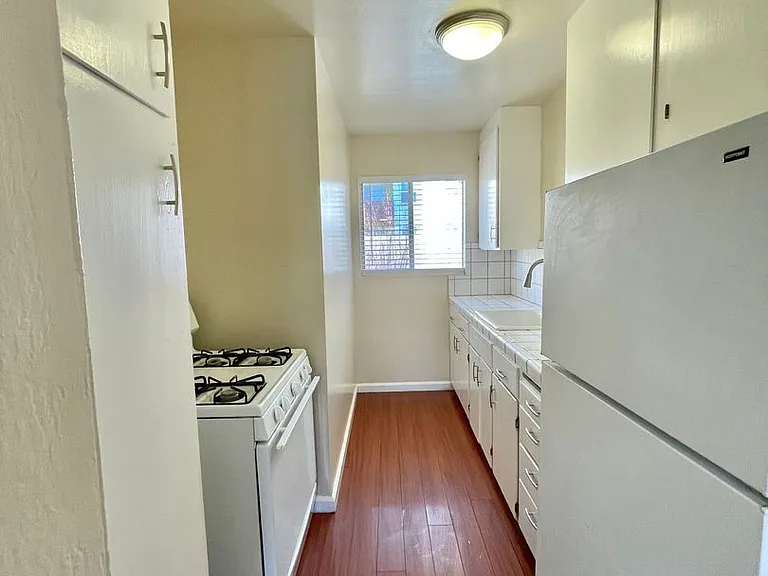 466 N Fair Oaks Avenue — Photo 14