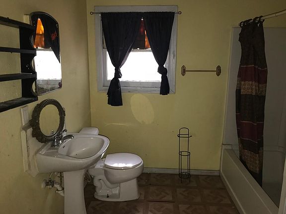 3rd image of 1202 E Filmore Ave