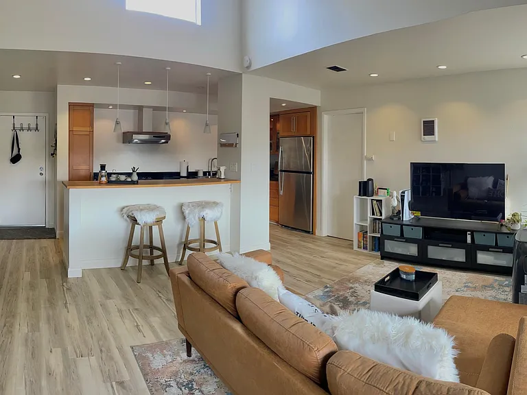 8022 Linda Vista Rd #2I — Photo 4
