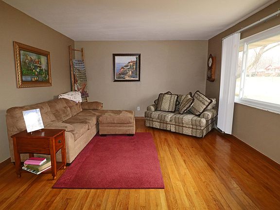 3rd image of 604 Parkway Dr