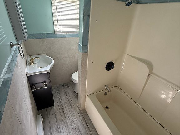 4th image of 109 W Grand St APT 1