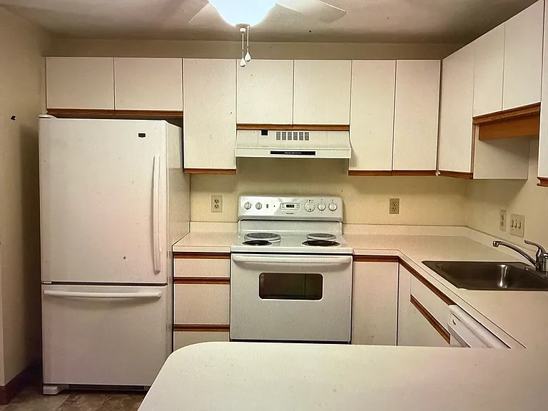 634 Main St #8 — Photo 2