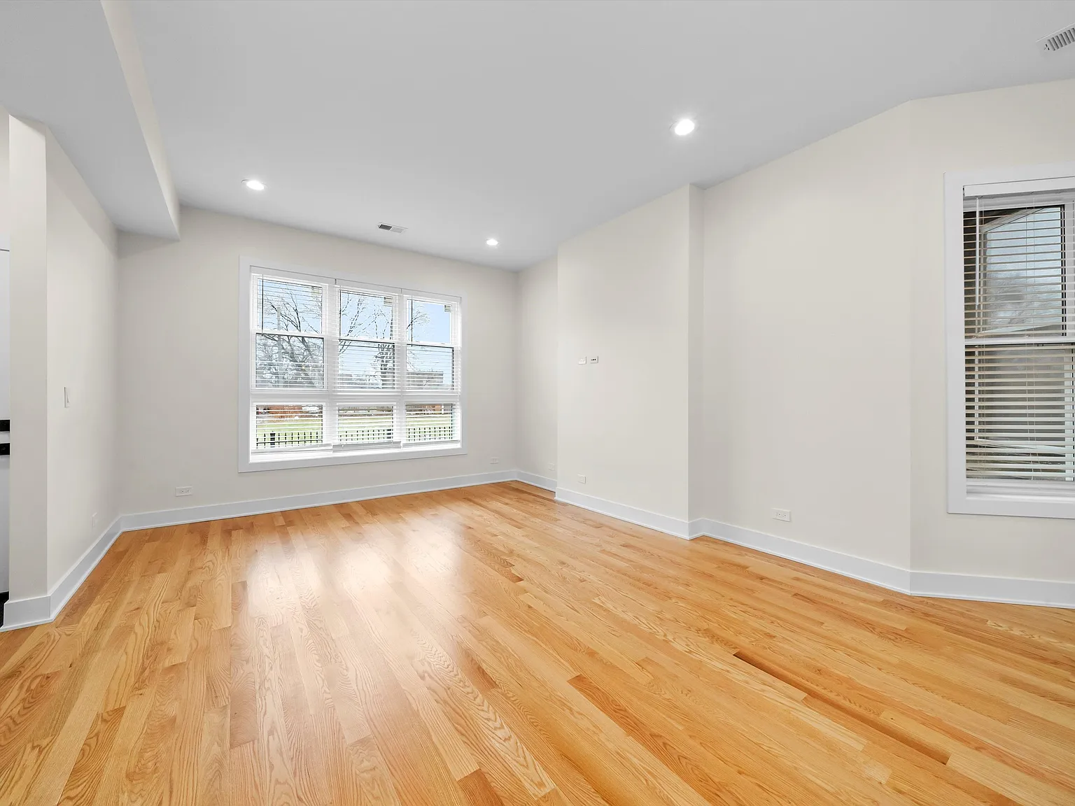 2 bed, 1000 sqft, $2,050 — Photo 4