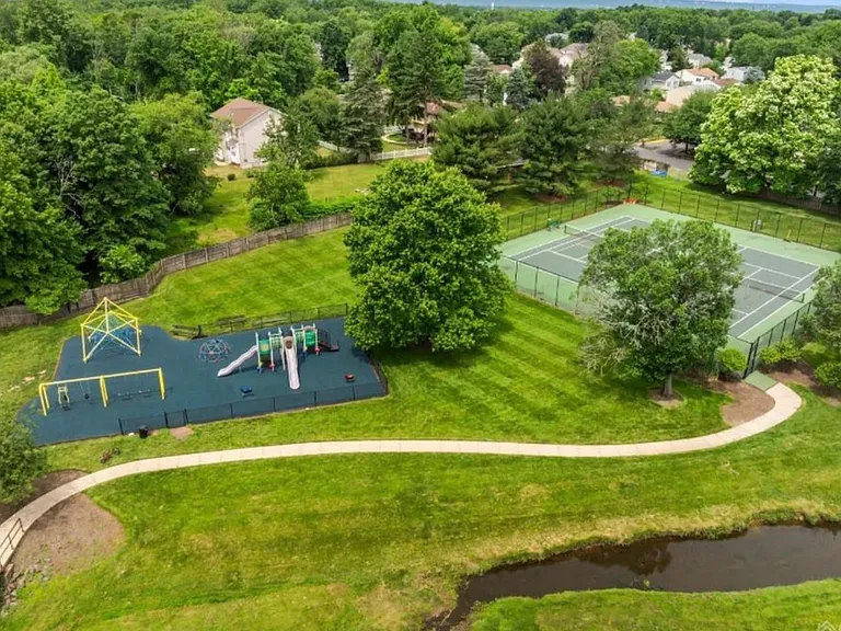 56 Gate House Ln — Photo 4