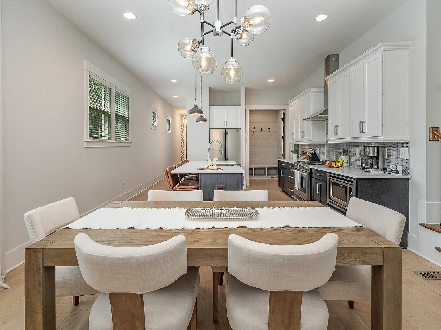 4 bed, 3.5 bath, 2560 sqft, $5,800 — Photo 3