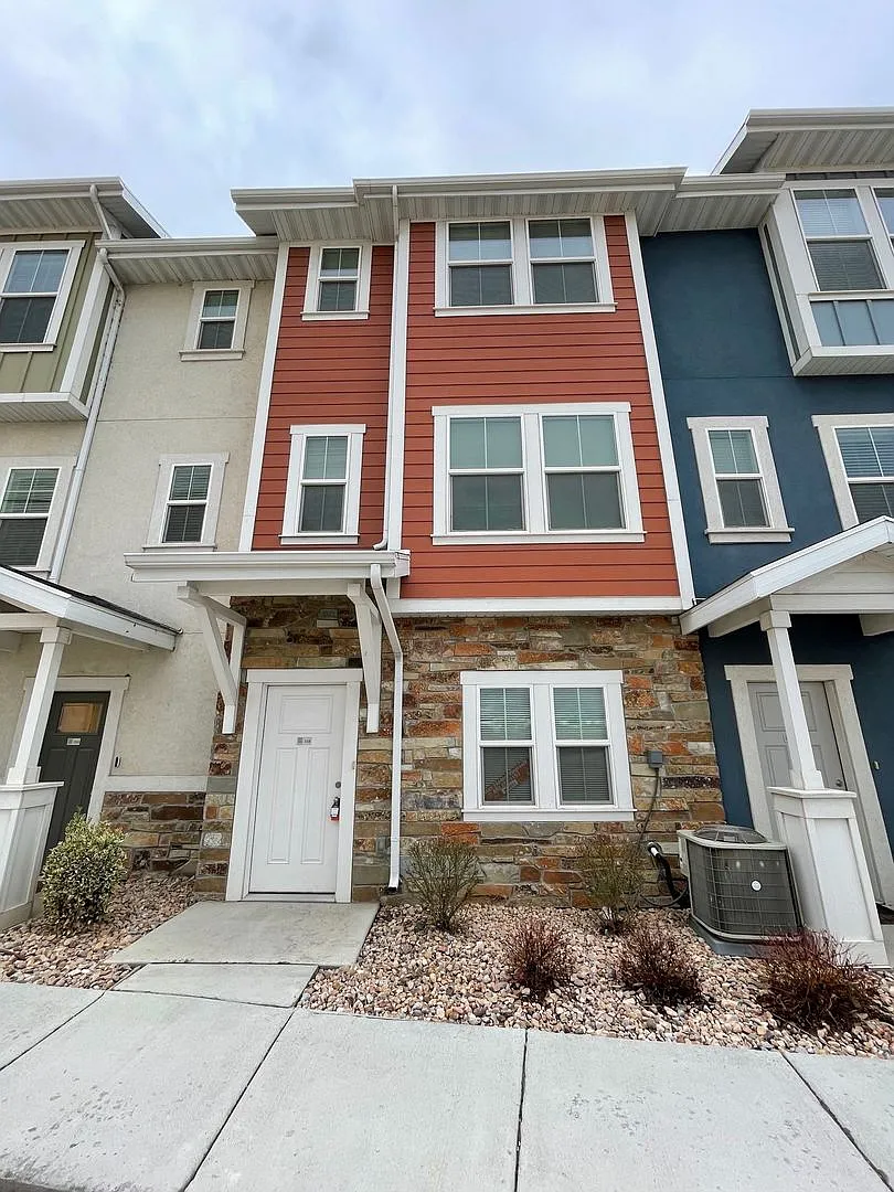 Gorgeous Modern Townhome, Now Leasing! — Photo 2