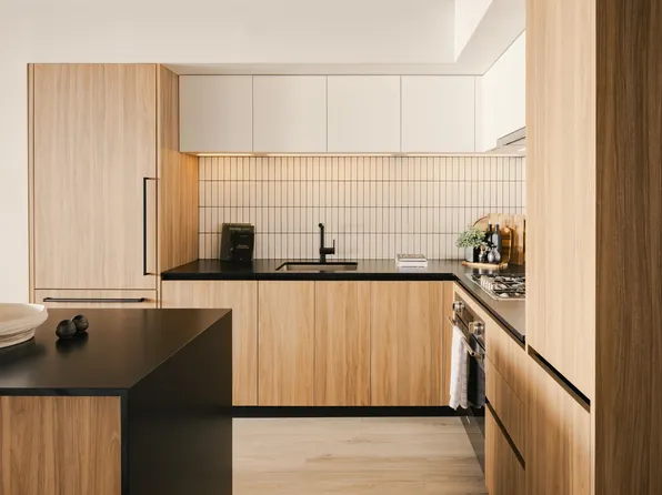 5060 James St #213, Vancouver, BC V5V 3H7