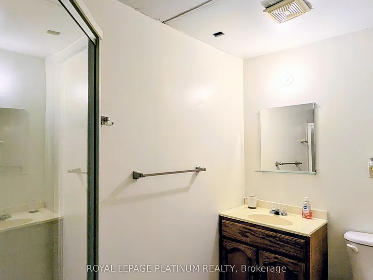 630 Pinerow Cres — Photo 13