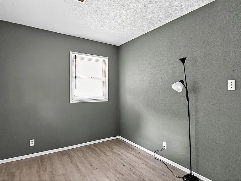 1274 W Green St — Photo 13